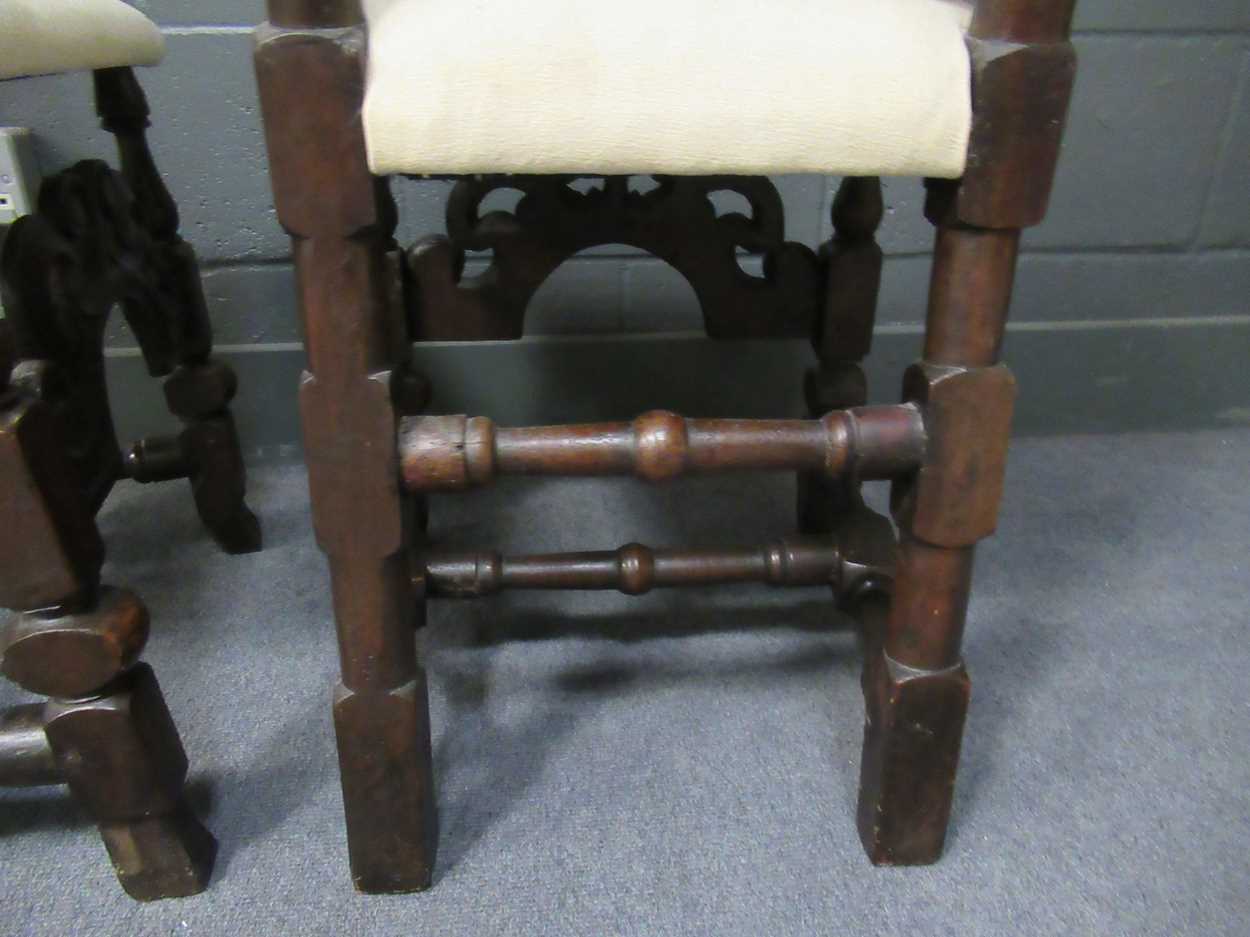 A pair of 17th century walnut side chairs - Bild 3 aus 6