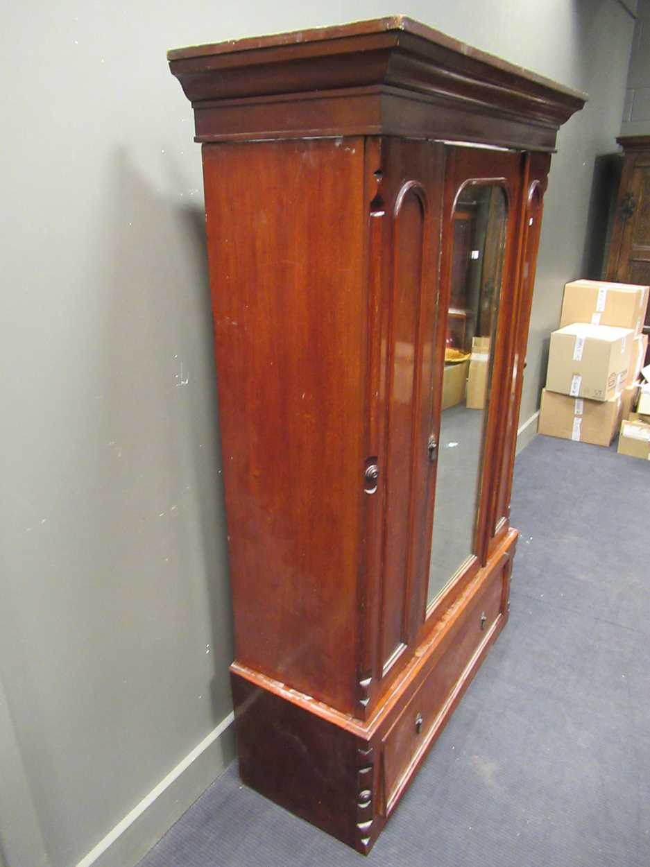 A Victorian wardrobe 188 x 123 x 49cm and a bookcase top 116 x 94 x 33cm - Bild 5 aus 8