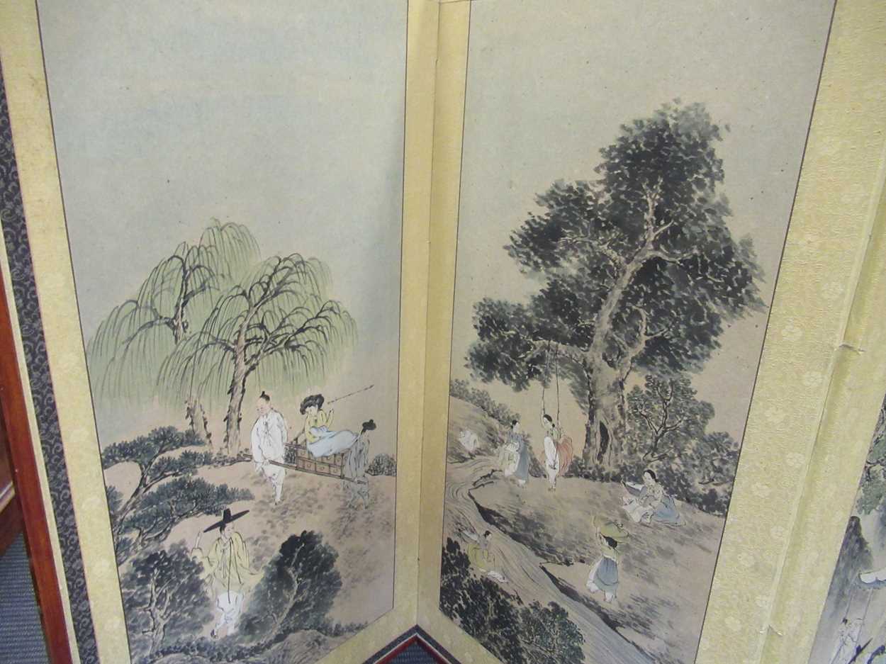 A 20th century Korean four-fold screen, decorated with leisurely pursuits, 88 x 166cm - Bild 2 aus 3