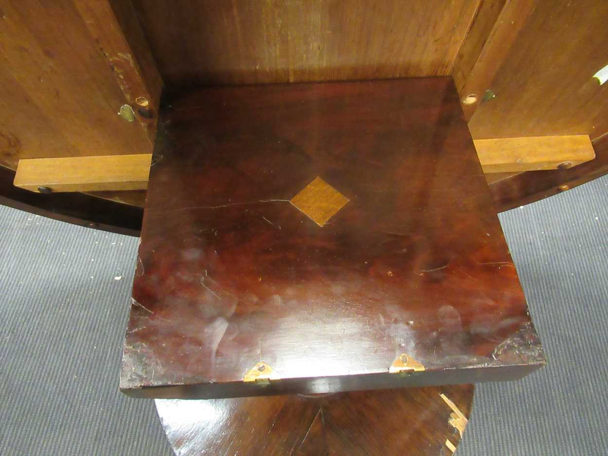 A William IV rose wood breakfast table on platform base with paw feet. 70 x 135cm - Bild 9 aus 14