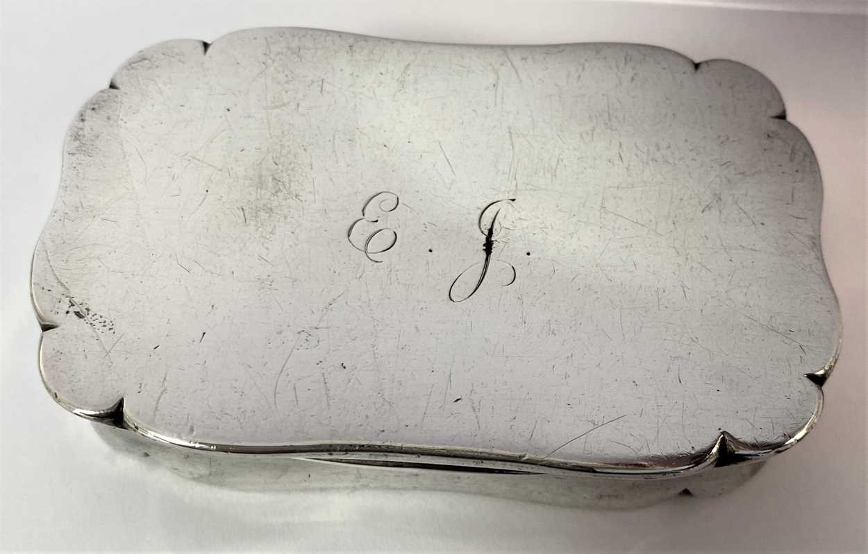 A late Victorian silver snuff box, - Image 2 of 9