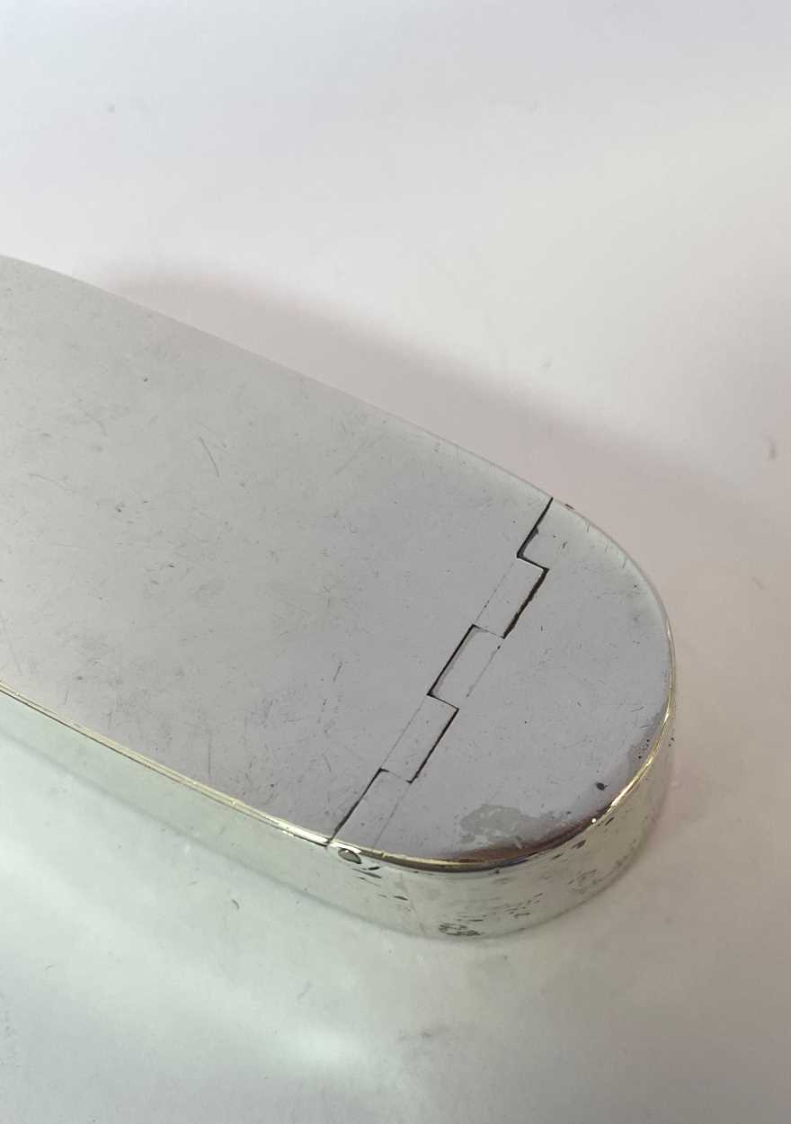 A George III 18th century silver snuff box by the Batemans, - Image 2 of 8