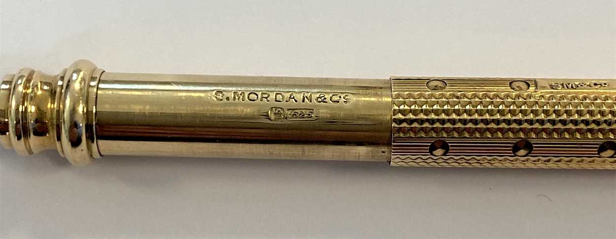 A 15ct gold propelling pencil, mark of Sampson Mordan & Co, - Image 5 of 7