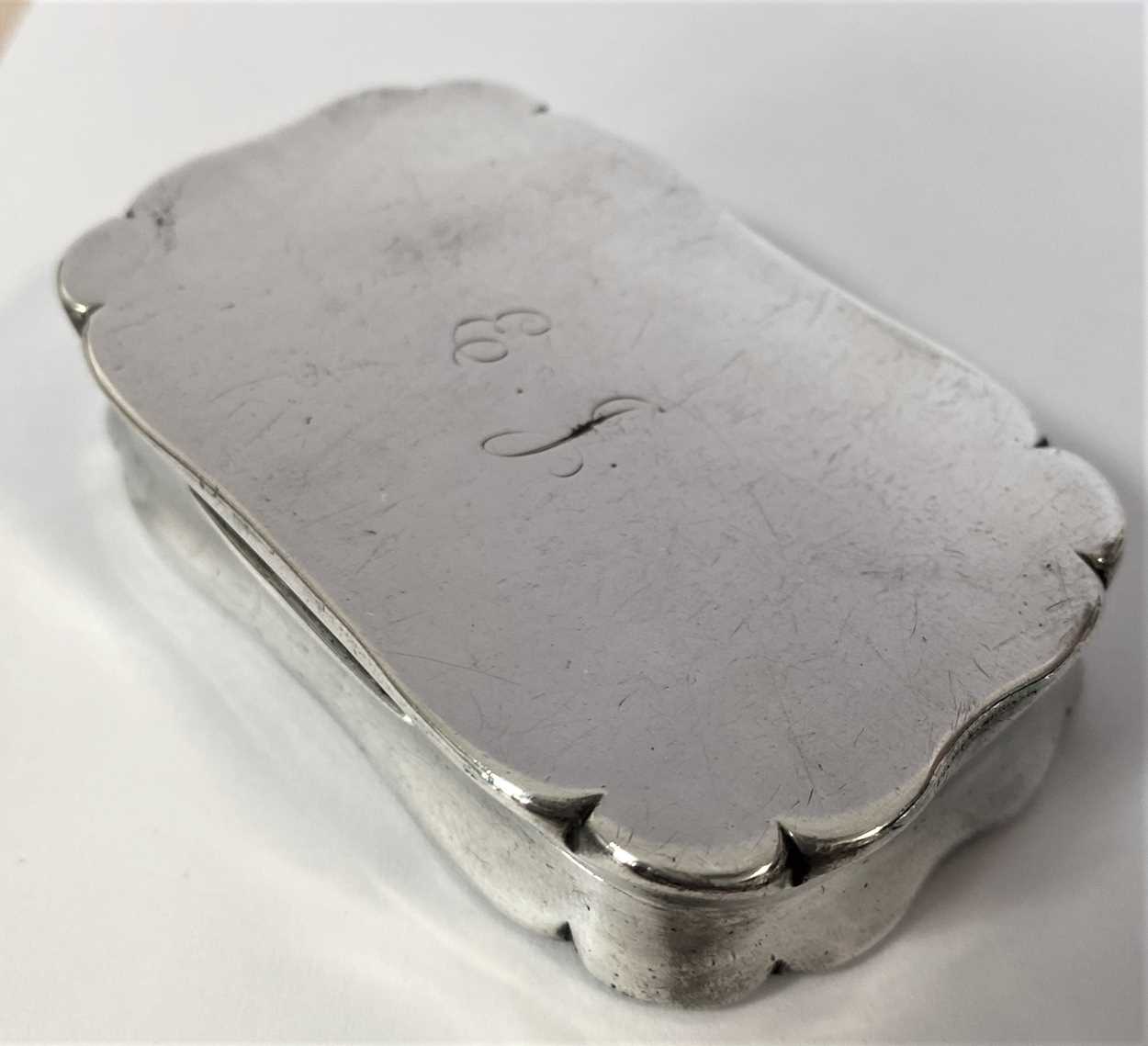 A late Victorian silver snuff box, - Image 3 of 9