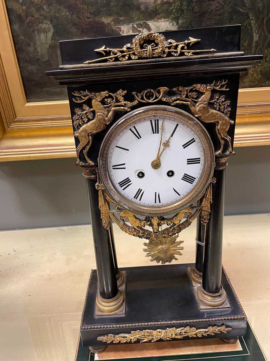 An Empire style gilt metal mounted black marble mantle clock, late 19th century, - Bild 2 aus 2