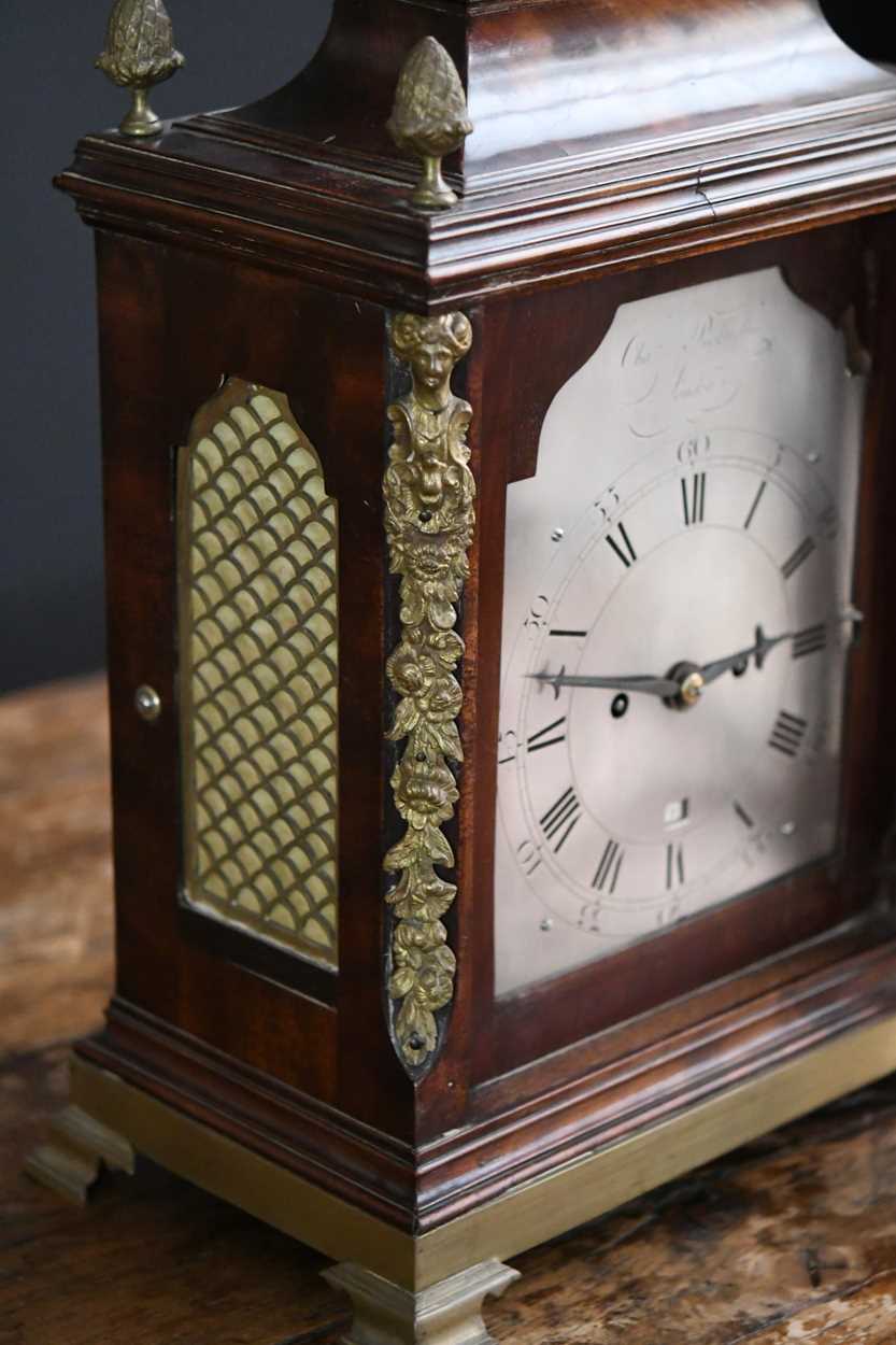 A George III mahogany bracket clock by Charles Puckridge, - Bild 6 aus 9