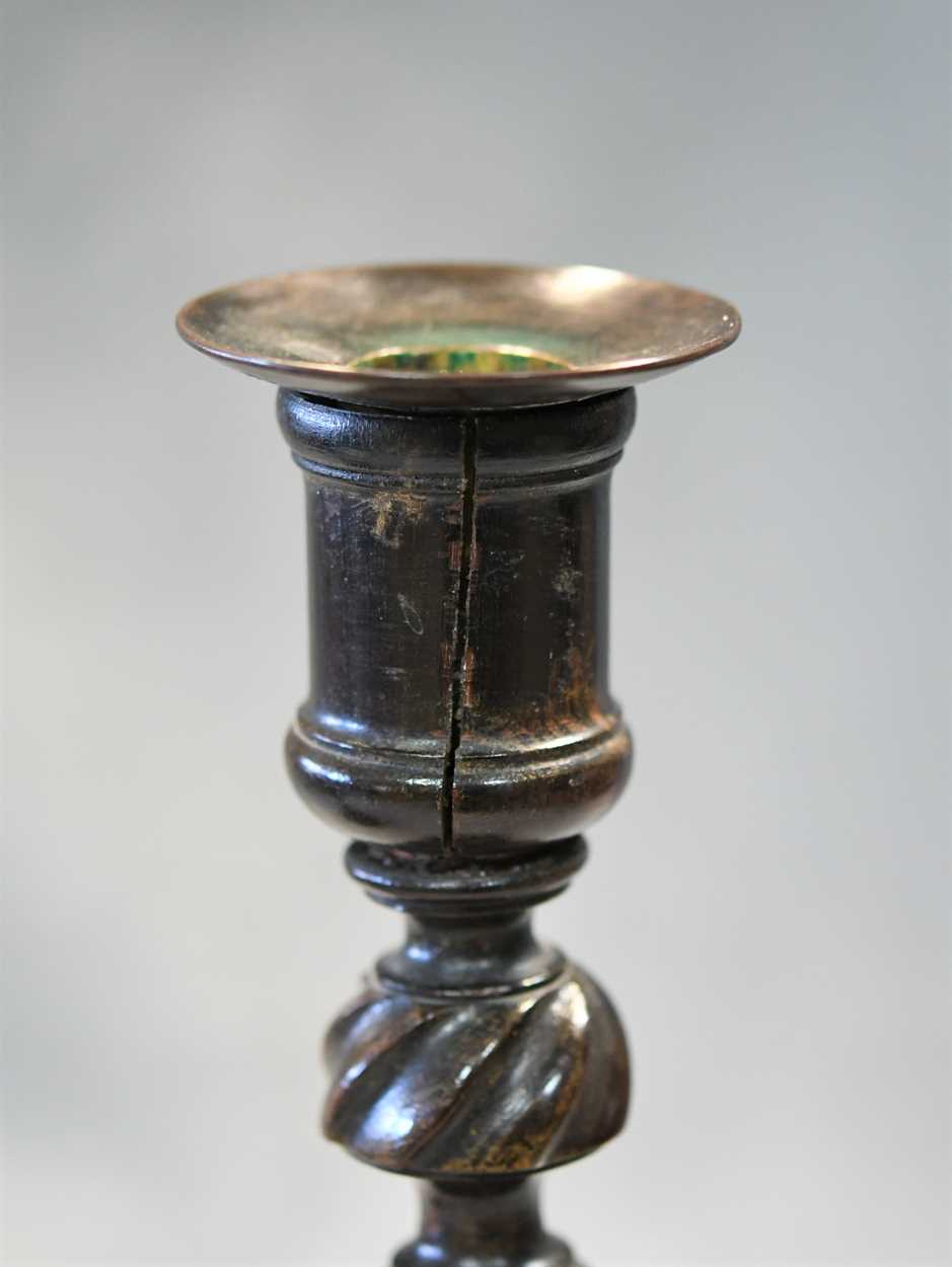 A pair of turned candlesticks, 19th century, - Bild 6 aus 9