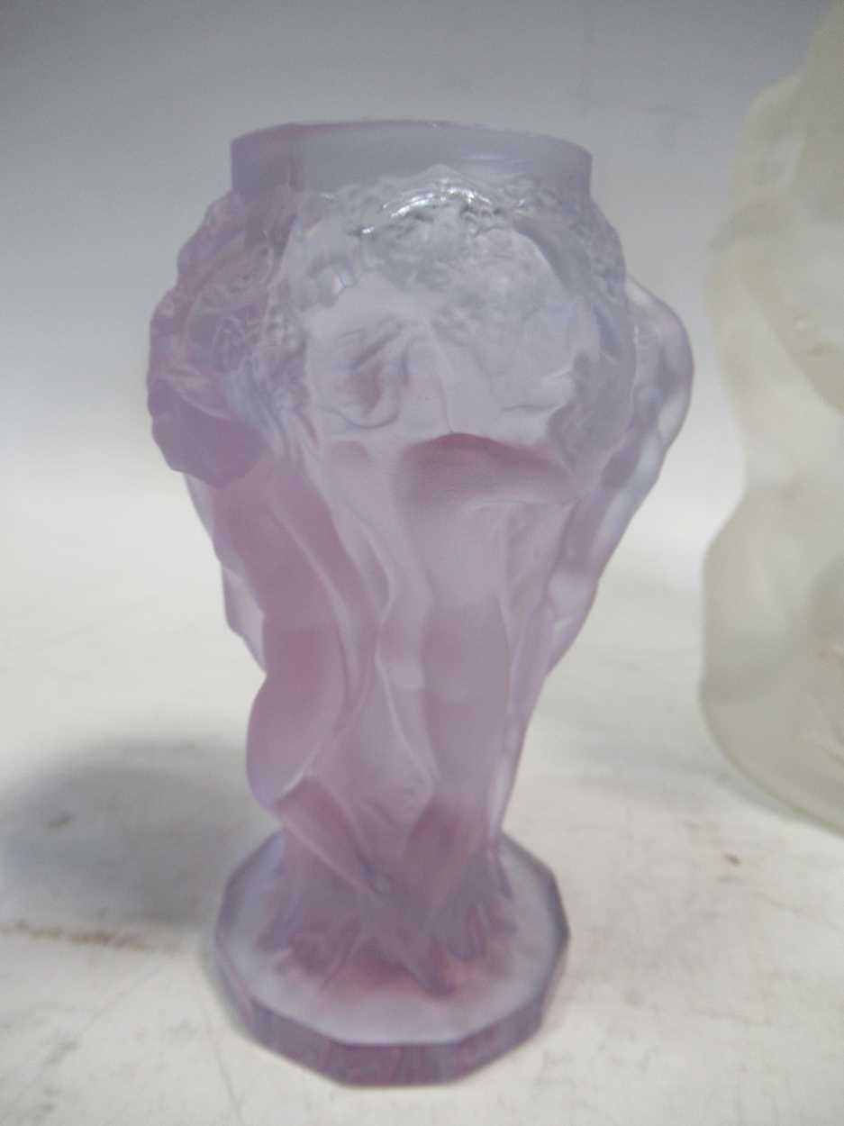 A collection of various glassware to include a Caithness commemerative glass vase in association - Image 4 of 7