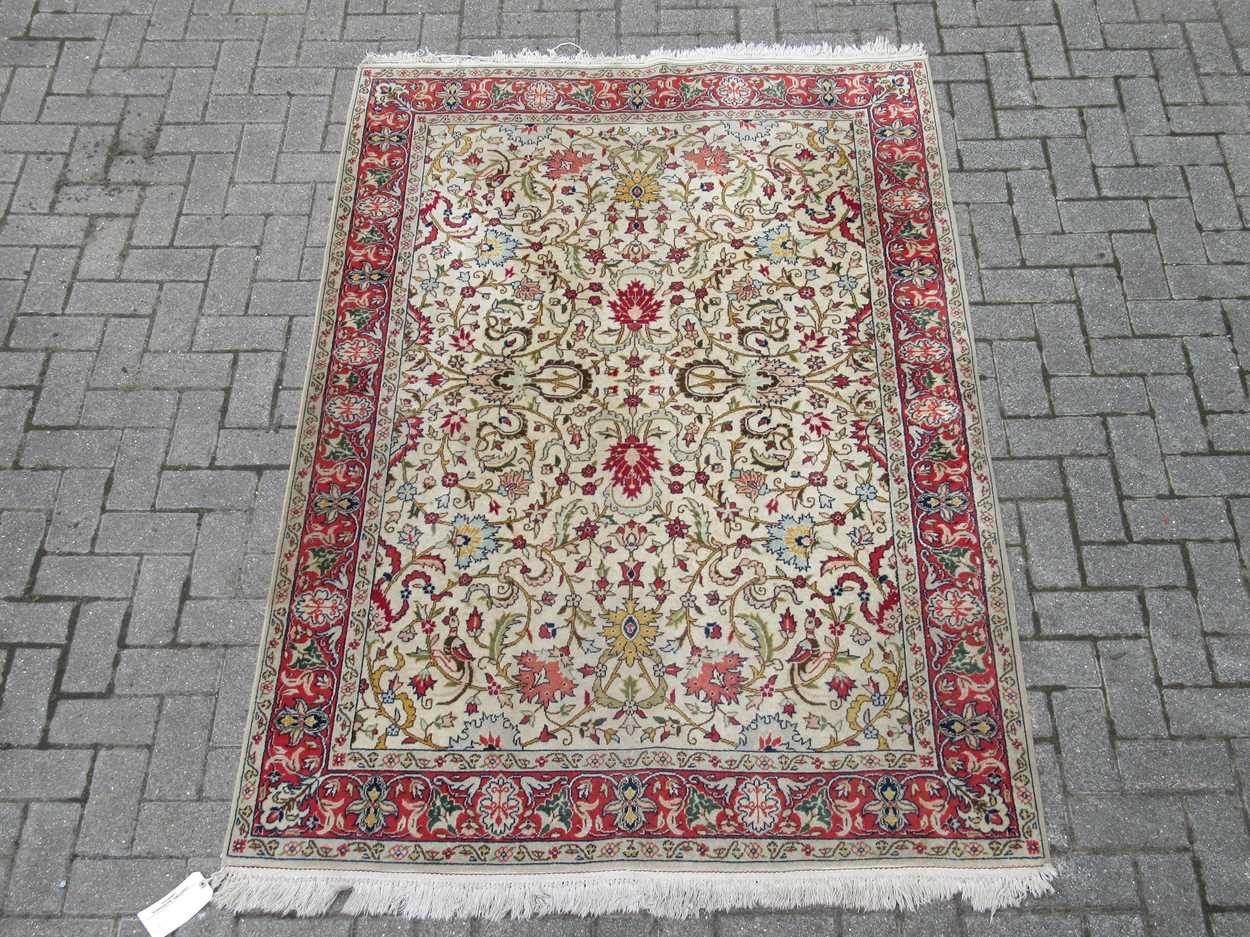 A finely-woven Kashan rug, 212 x 142 cm