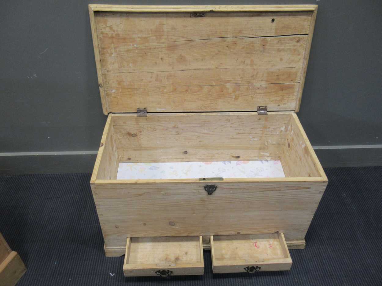 An 18th century style pine mule chest with single long drawer 69 x 92 x 49cm together with a smaller - Image 6 of 6
