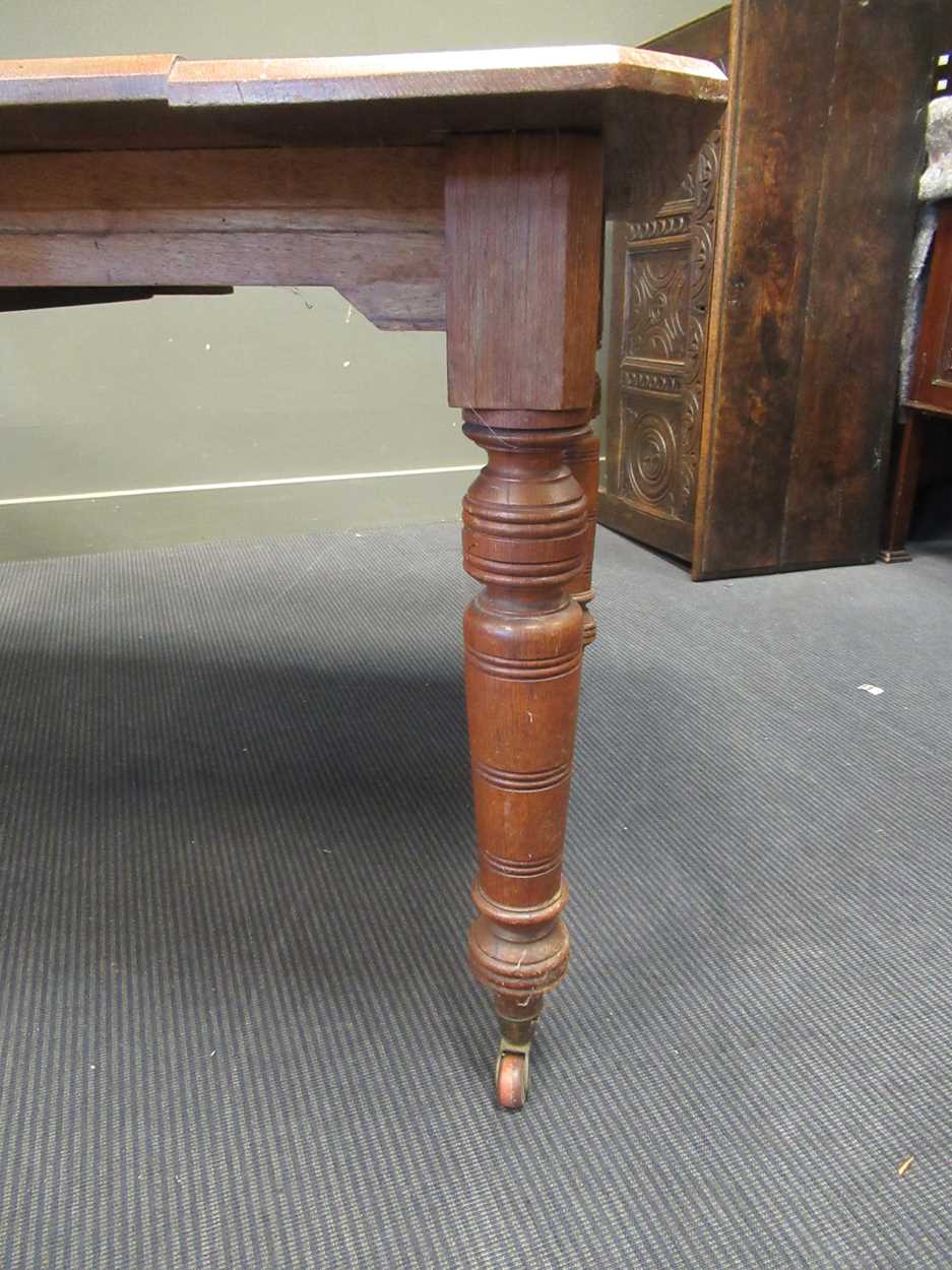 An Victorian oak extending dining table 72 x 147 x 104cm - Image 2 of 5