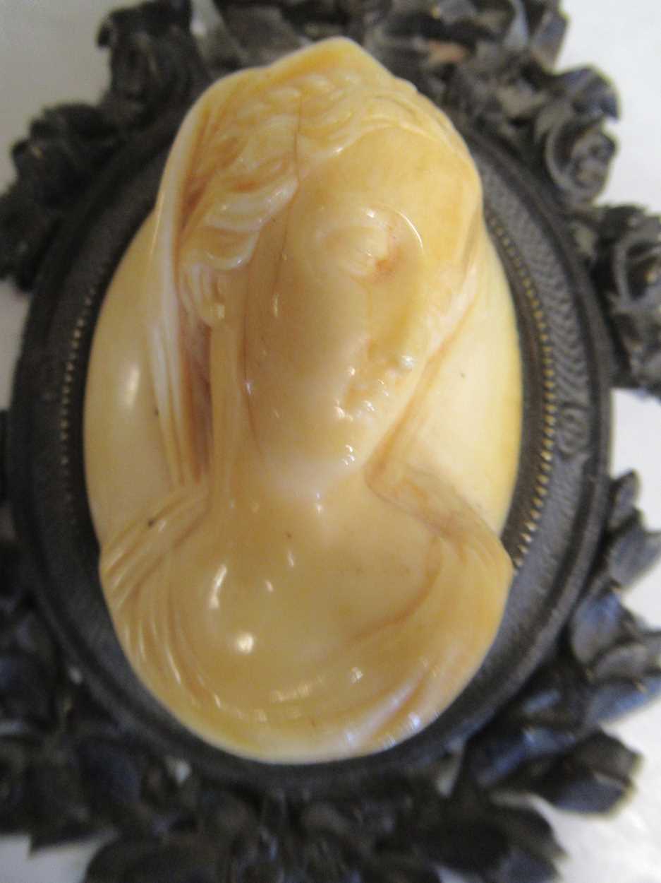 A mirrored tabernacle, a carved medalion of a lady in a metal frame, Bavarian porcelain model of a - Bild 3 aus 7