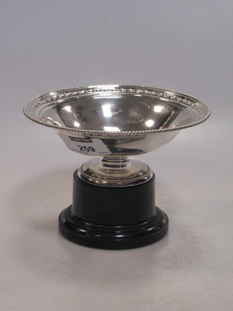 A silver pedestal bon-bon dish, 13.5cm diameter, on an ebonsied plinth 3.5 oz