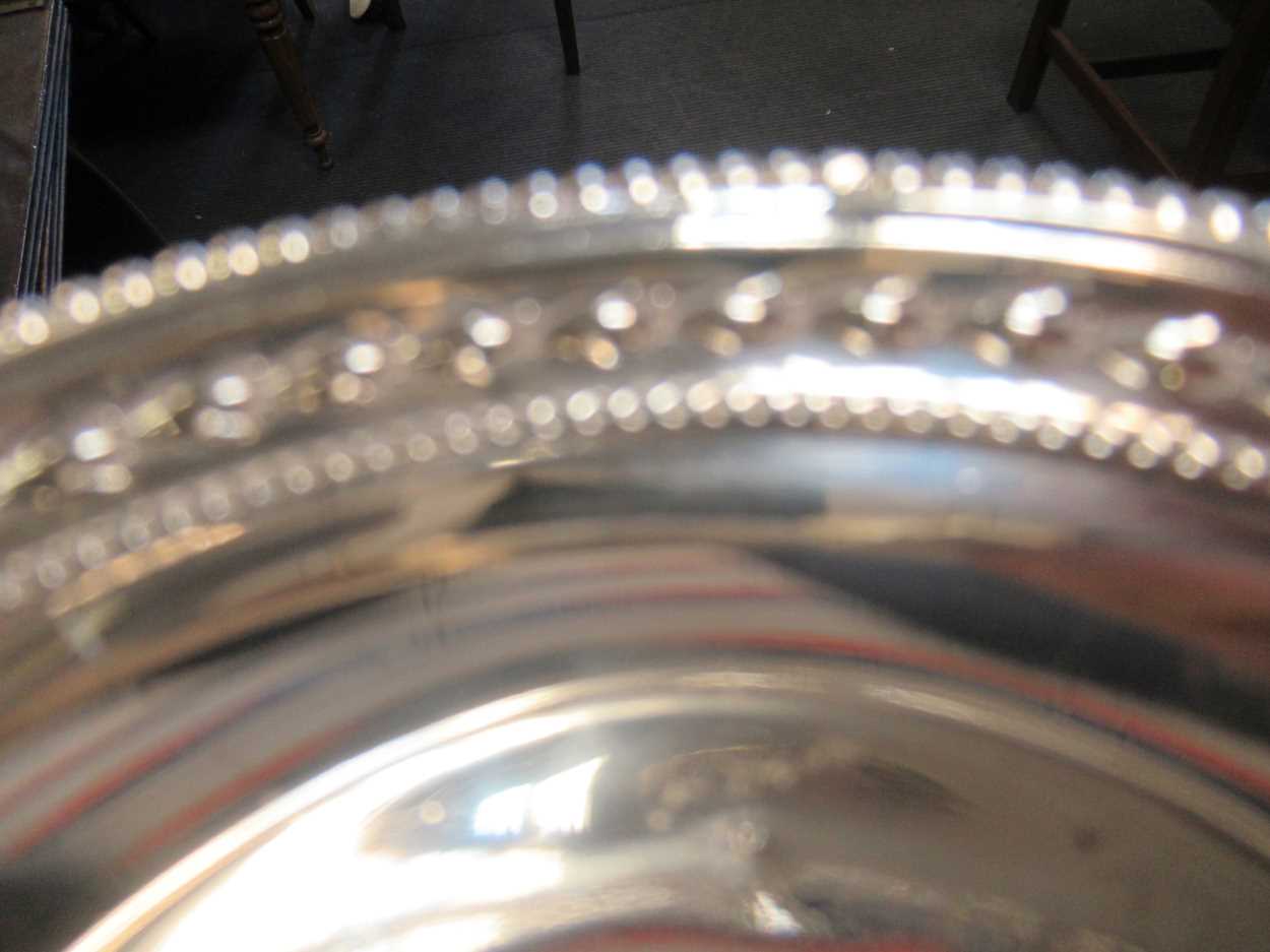 A silver pedestal bon-bon dish, 13.5cm diameter, on an ebonsied plinth 3.5 oz - Image 2 of 3