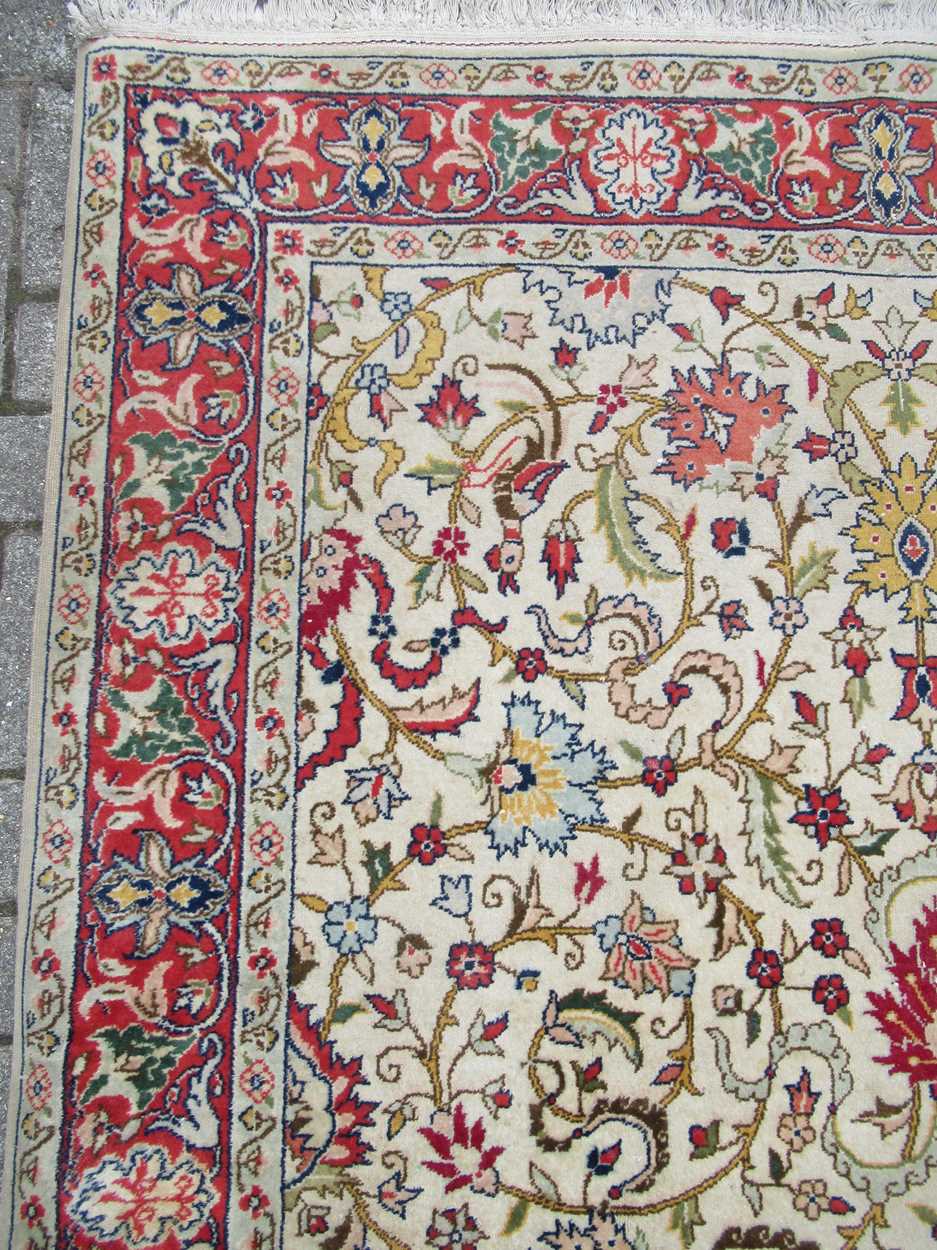 A finely-woven Kashan rug, 212 x 142 cm - Image 3 of 4