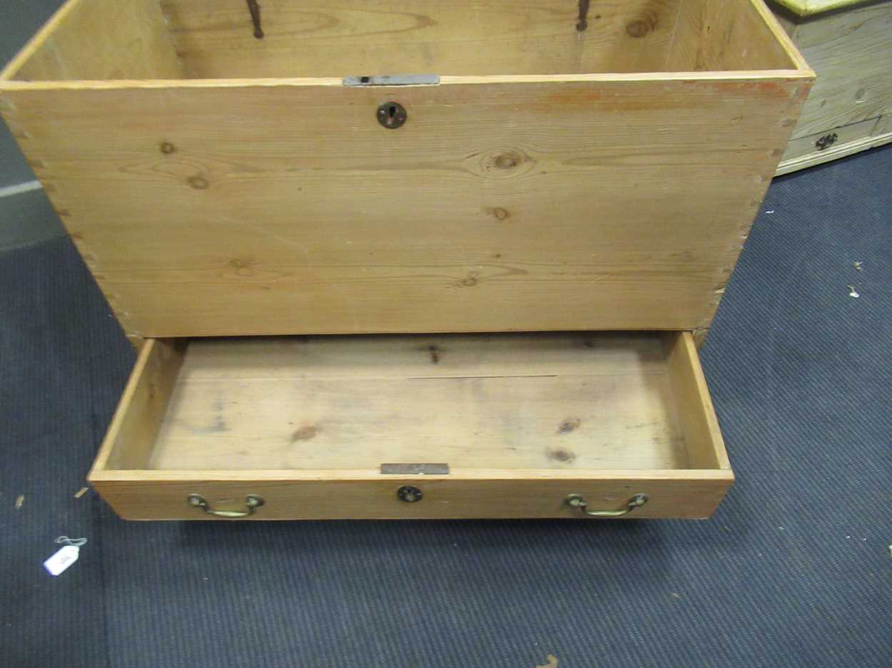 An 18th century style pine mule chest with single long drawer 69 x 92 x 49cm together with a smaller - Image 3 of 6