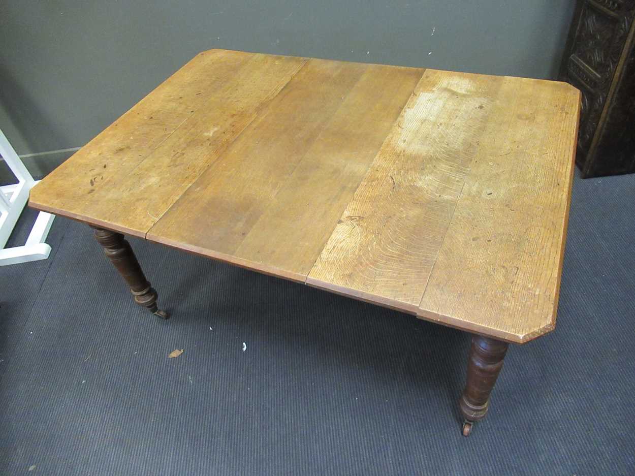 An Victorian oak extending dining table 72 x 147 x 104cm - Image 5 of 5