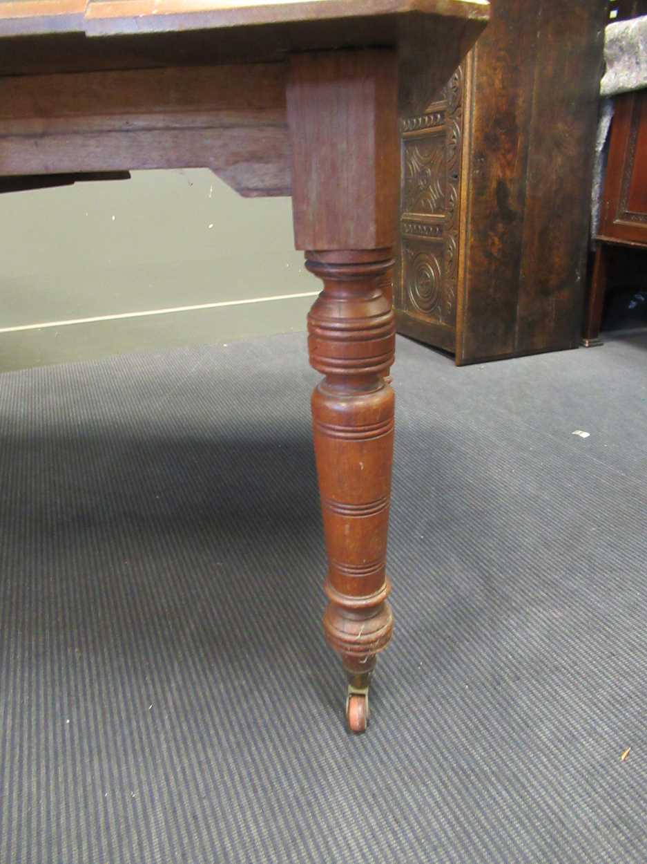 An Victorian oak extending dining table 72 x 147 x 104cm - Image 3 of 5