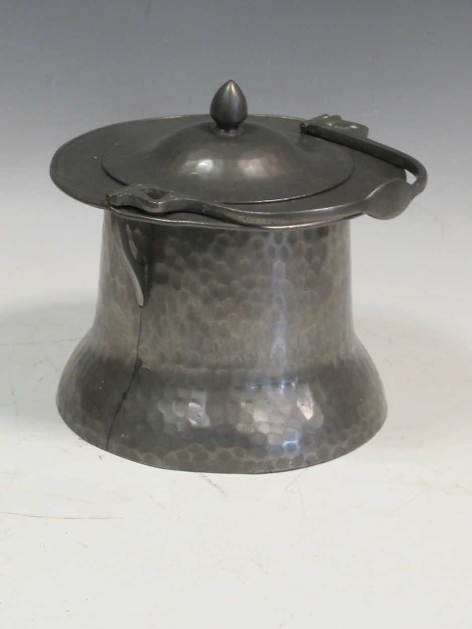 An Arts & Crafts pewter biscuit barrel, 17cm highCondition report: Markings and scratches