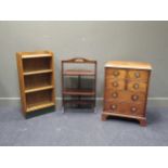 A 19th century mahogany commode, 77 x 59 x 47 cm, together with a set of oak bookshelves, 91 x 46