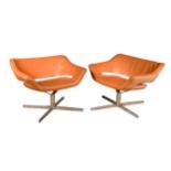 Simon Pengelly for Hitch Mylius, a pair of HM85a tan leather and chrome swivel lounge chairs, with