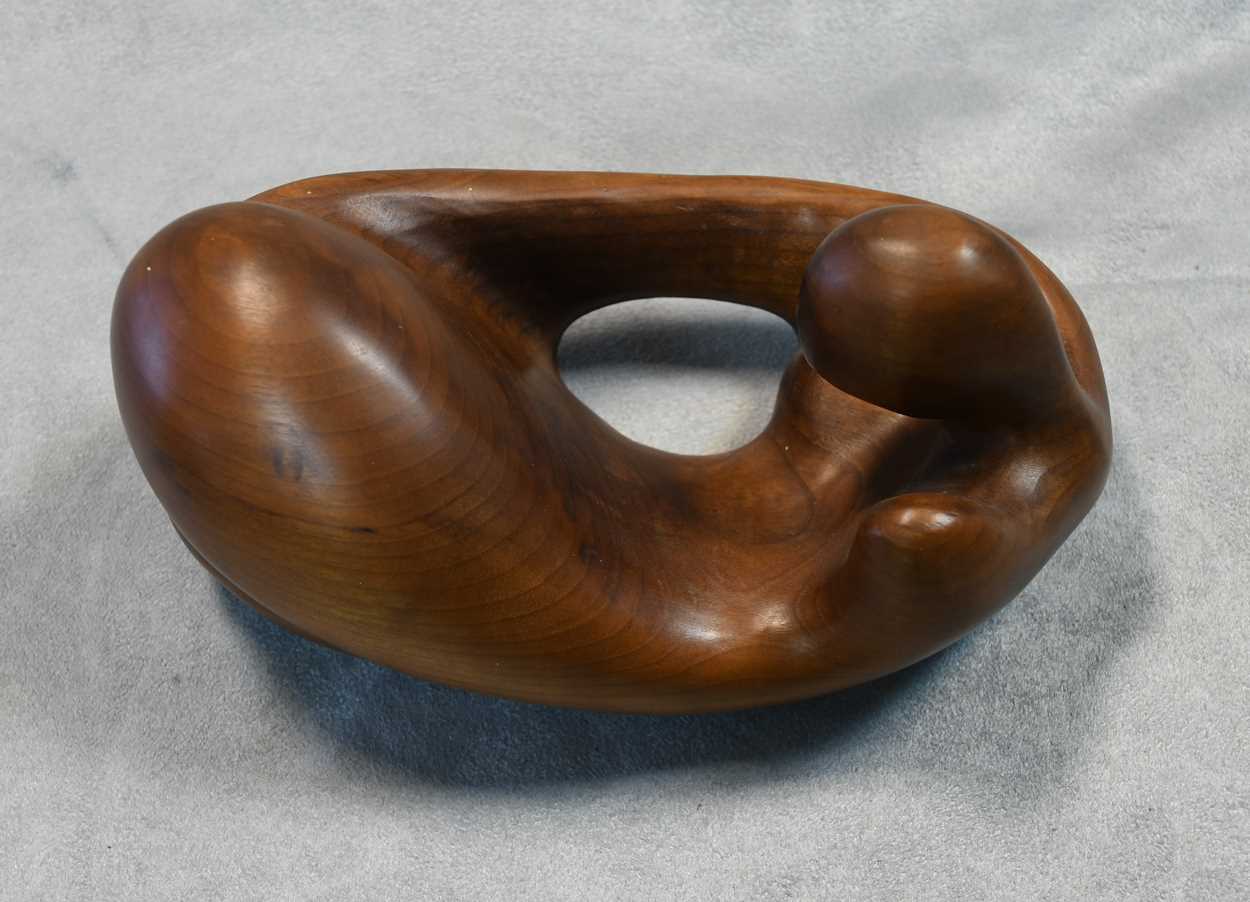 § John Fox (British, died 1991), a carved walnut stylised female form, - Bild 2 aus 5