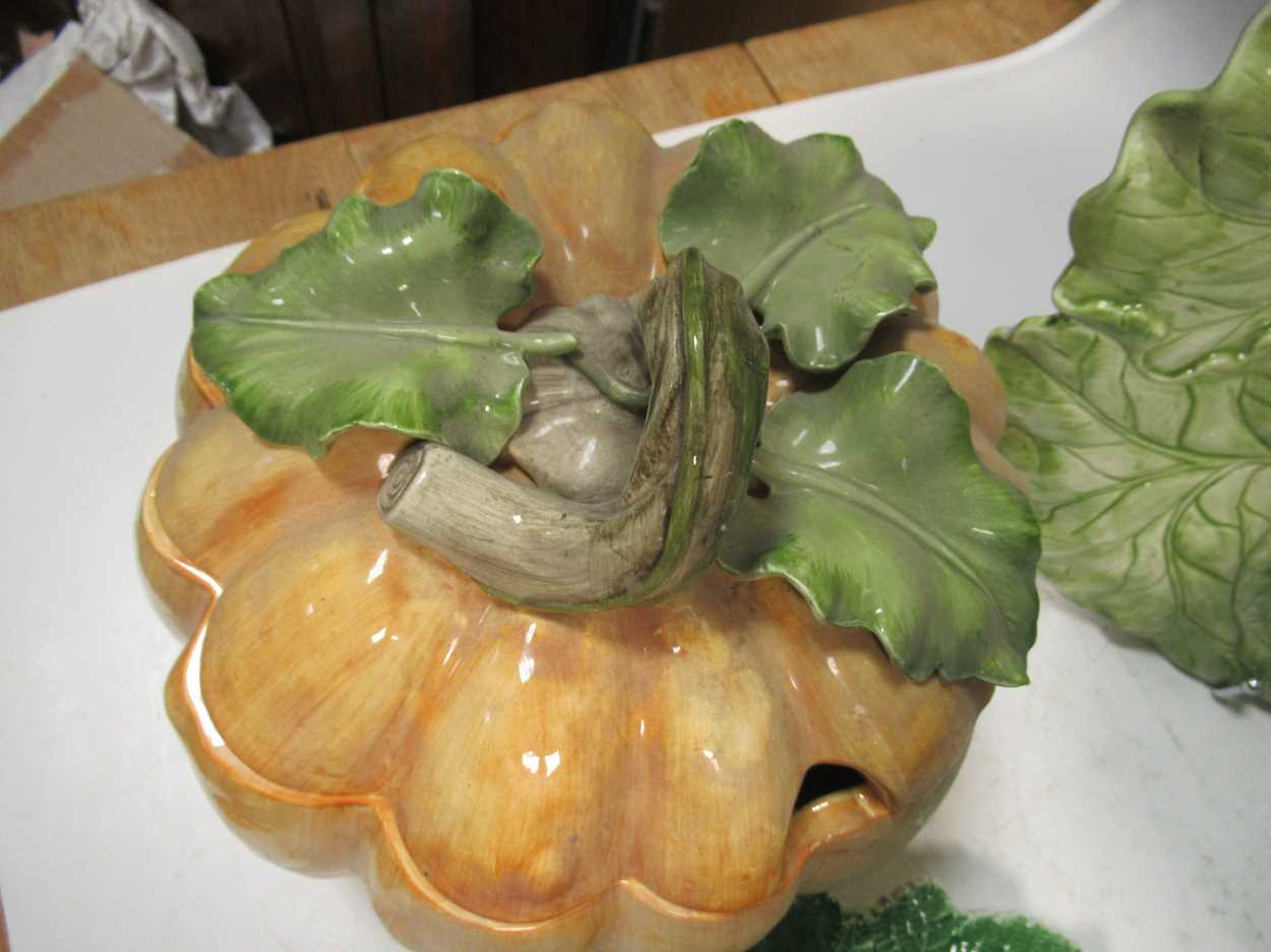 Items of leaf moulded dishes, a pair of pumkin moudled tureens and a pineapple comport - Bild 7 aus 8