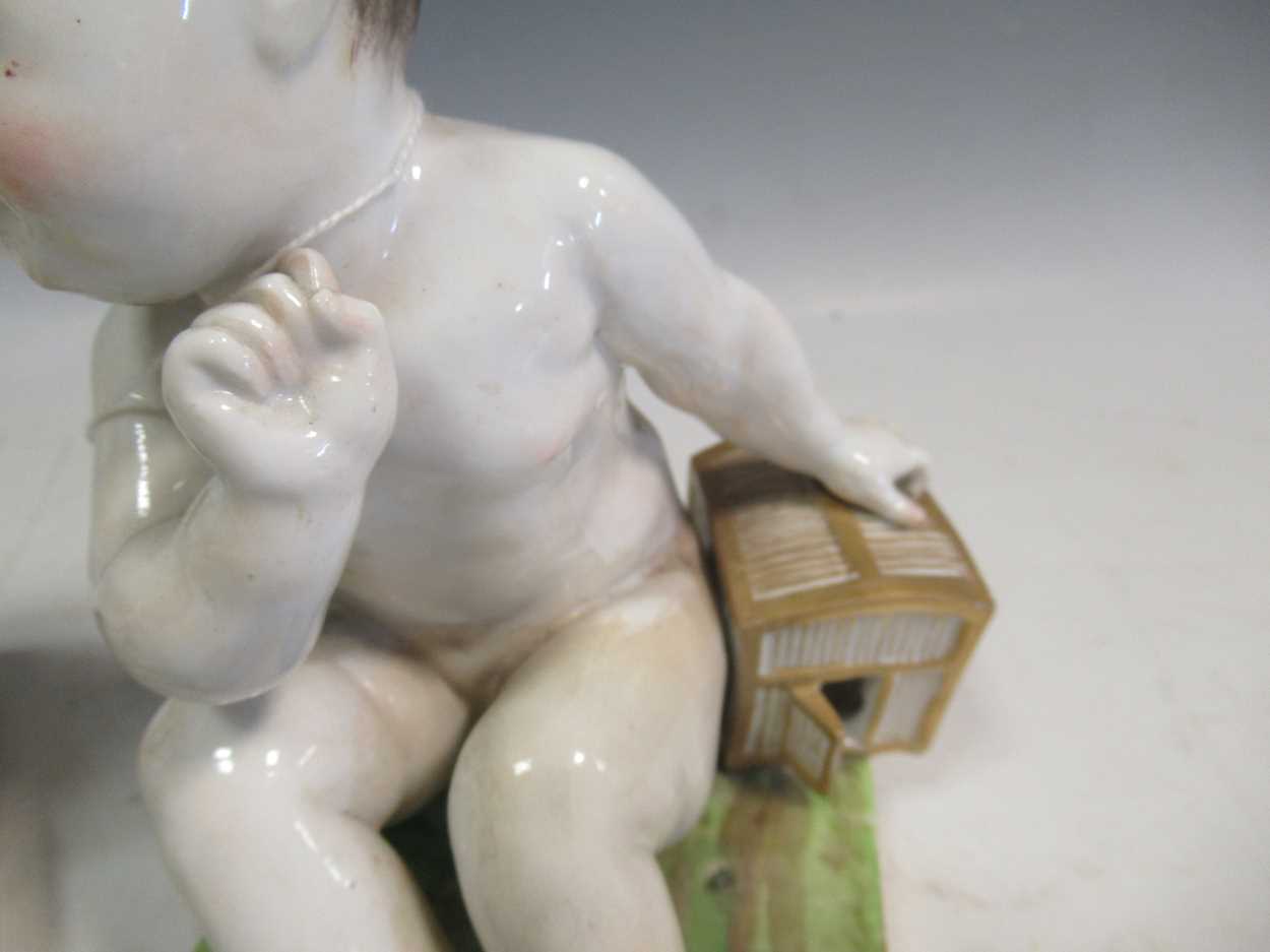 A pair of Meissen bookends, modelled as seated cherubs, the rectangular bases mounted with cages, - Bild 2 aus 7
