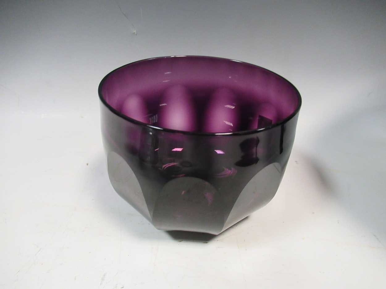 Five purple glass finger bowls, 8 short stem glasses, 2 sets of four glass sundae bowls and a - Bild 7 aus 13