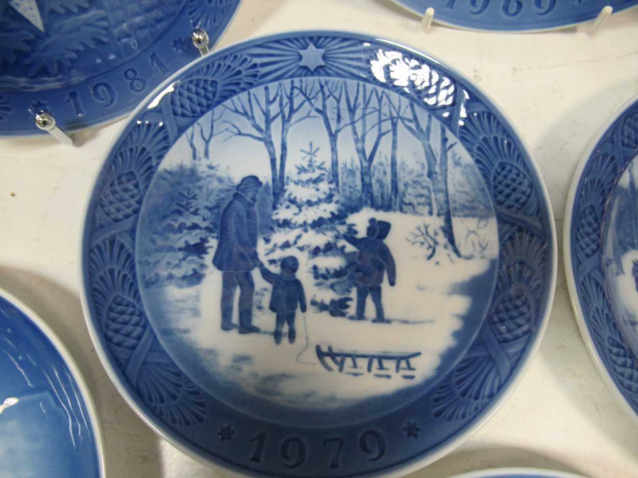 A collection of Royal Copenhagen ceramic plates, including 'The Queen's Christmas Residence' - Bild 6 aus 7