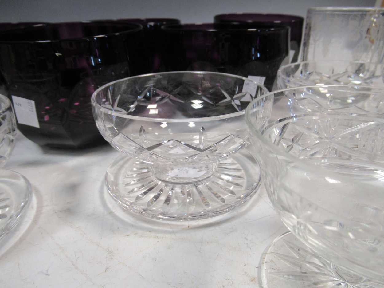 Five purple glass finger bowls, 8 short stem glasses, 2 sets of four glass sundae bowls and a - Bild 6 aus 13