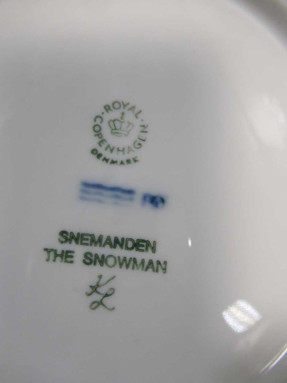 A collection of Royal Copenhagen ceramic plates, including 'The Queen's Christmas Residence' - Bild 4 aus 7