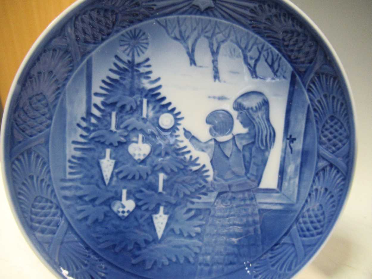 A collection of Royal Copenhagen ceramic plates, including 'The Queen's Christmas Residence' - Bild 2 aus 7