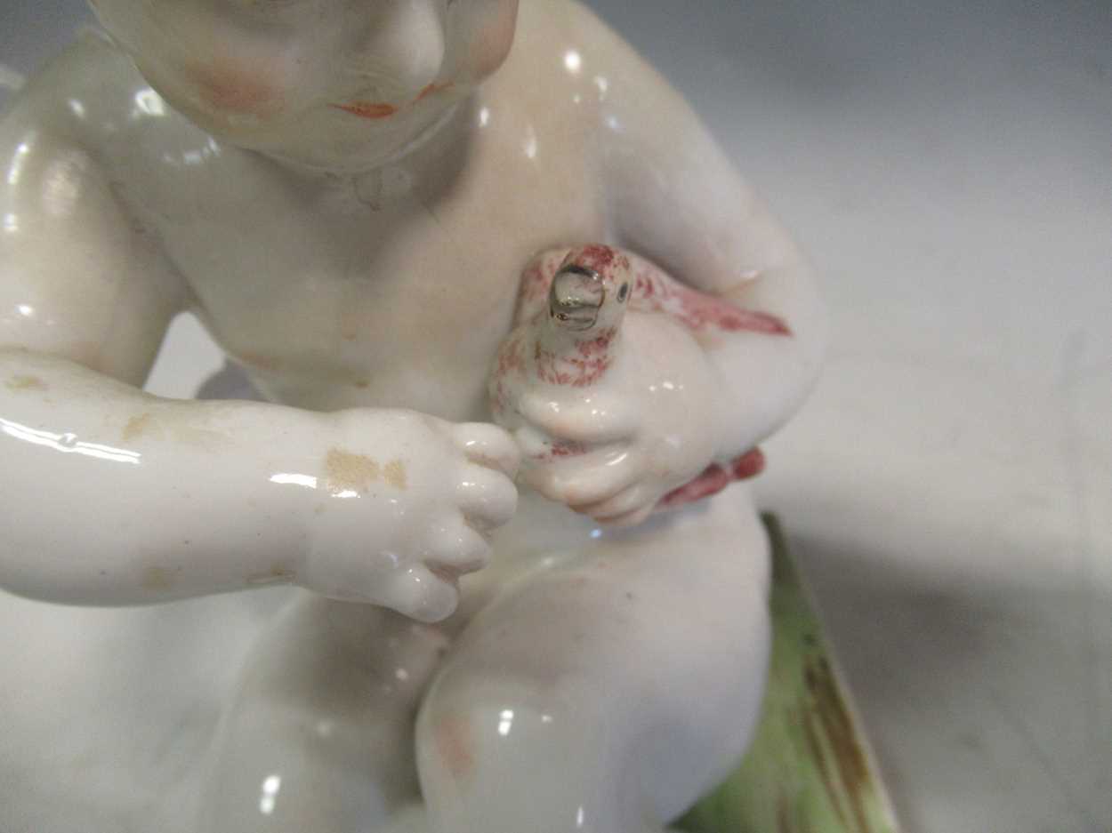 A pair of Meissen bookends, modelled as seated cherubs, the rectangular bases mounted with cages, - Bild 4 aus 7