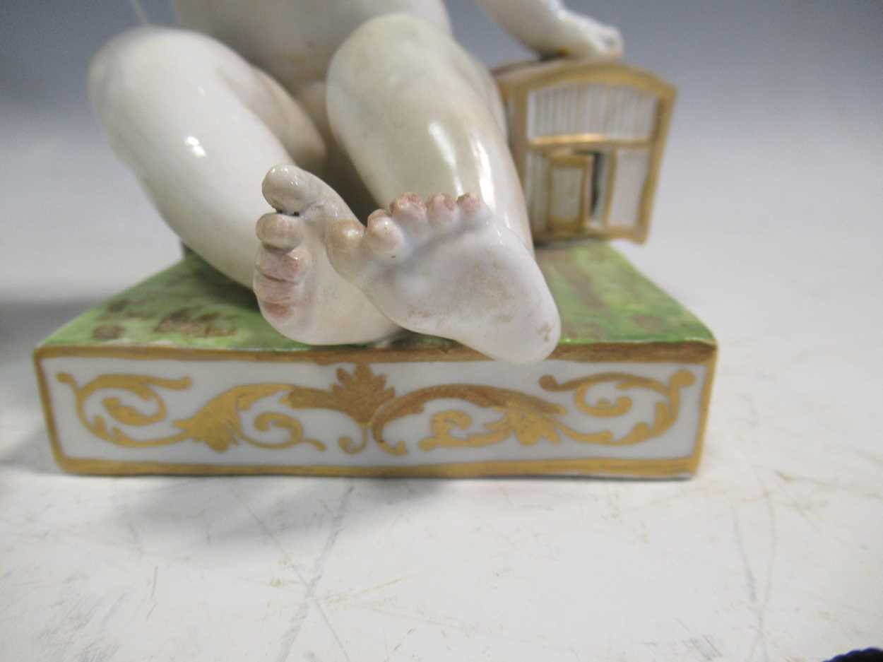 A pair of Meissen bookends, modelled as seated cherubs, the rectangular bases mounted with cages, - Bild 7 aus 7