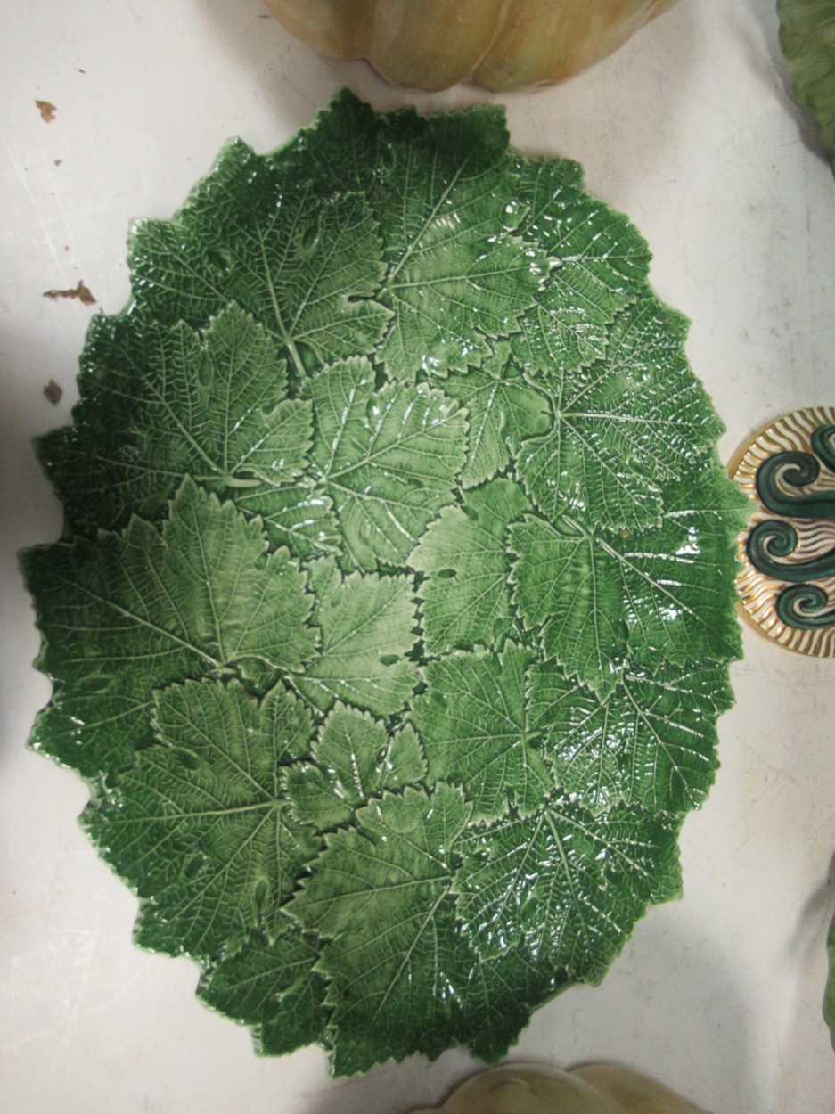 Items of leaf moulded dishes, a pair of pumkin moudled tureens and a pineapple comport - Bild 3 aus 8