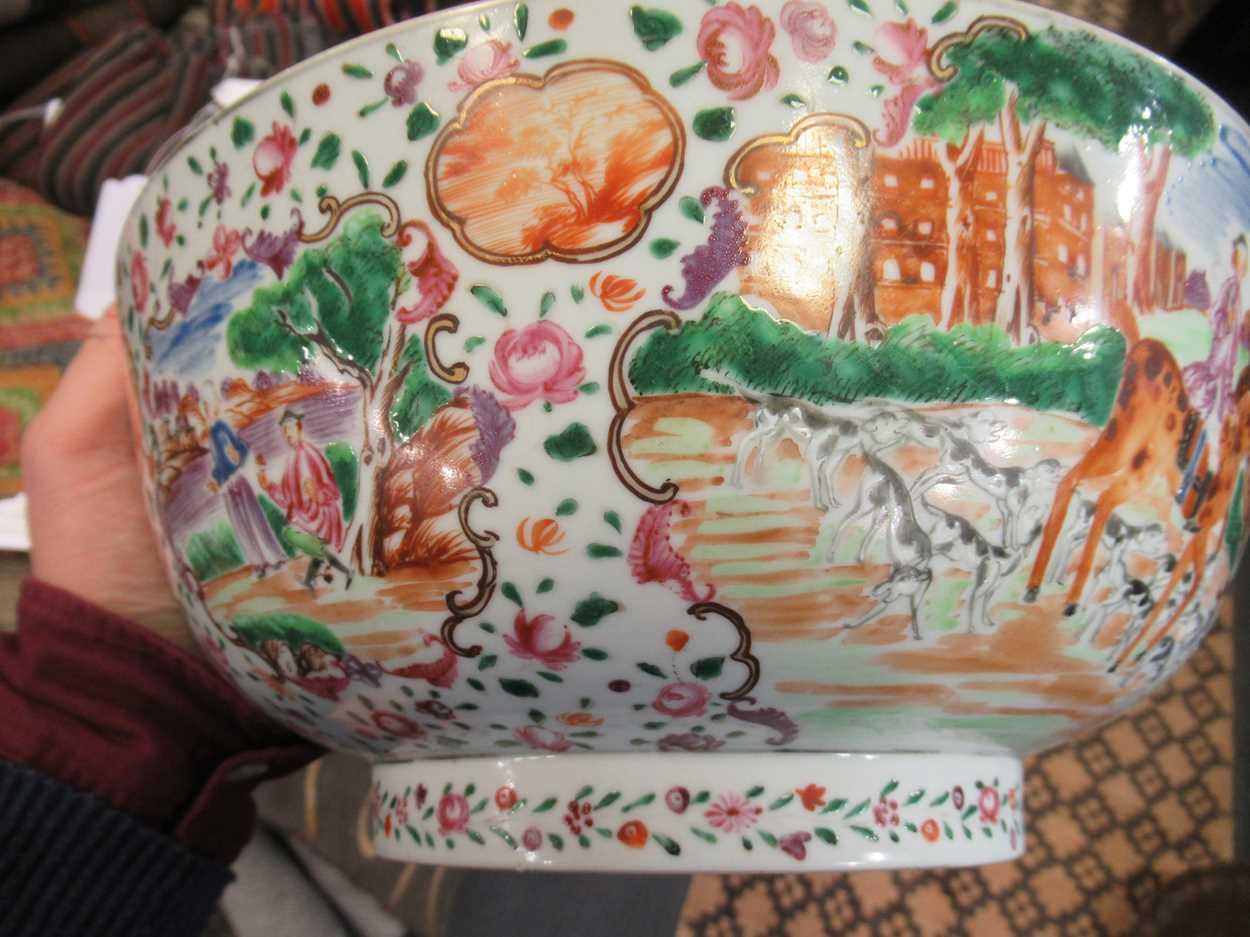 A Chinese export porcelain punch bowl with a hunting scene, Qing Dynasty, Qianlong, circa 1770, - Bild 6 aus 8