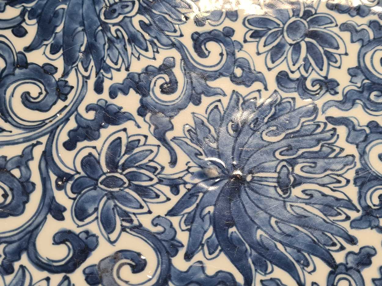 A Chinese blue and white porcelain lotus dish, Qing Dynasty, Kangxi (1662-1722), - Bild 14 aus 15