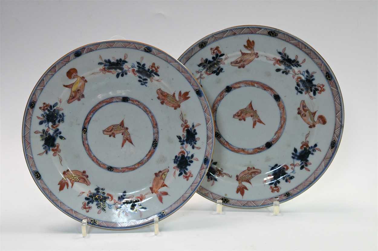 A pair of Chinese 'Imari' porcelain fish plates, Qing Dynasty, early 18th century - Bild 4 aus 6