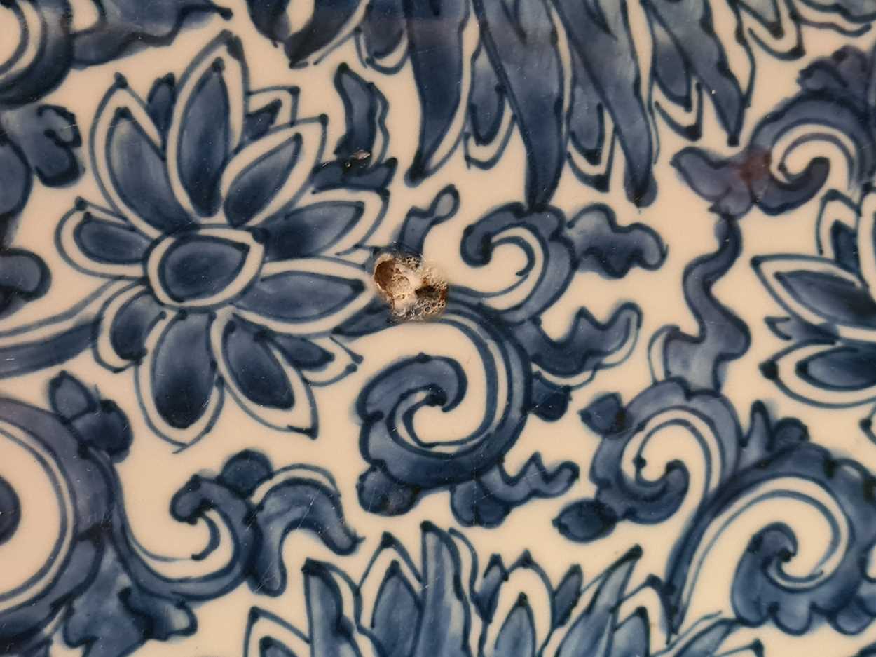 A Chinese blue and white porcelain lotus dish, Qing Dynasty, Kangxi (1662-1722), - Bild 13 aus 15