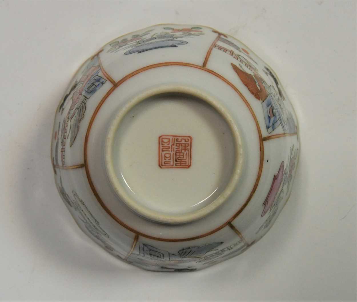 A group of five Chinese and Japanese tea and coffee cups and saucers, 18th/19th century, - Bild 18 aus 18