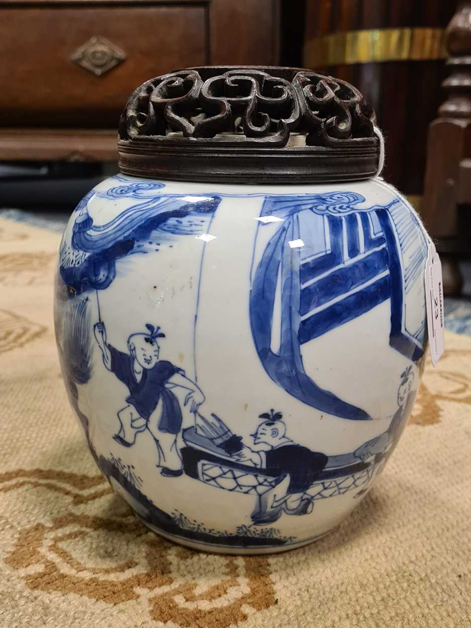 A Chinese blue and white porcelain ginger jar, Qing Dynasty, Kangxi (1662-1722), - Bild 6 aus 13