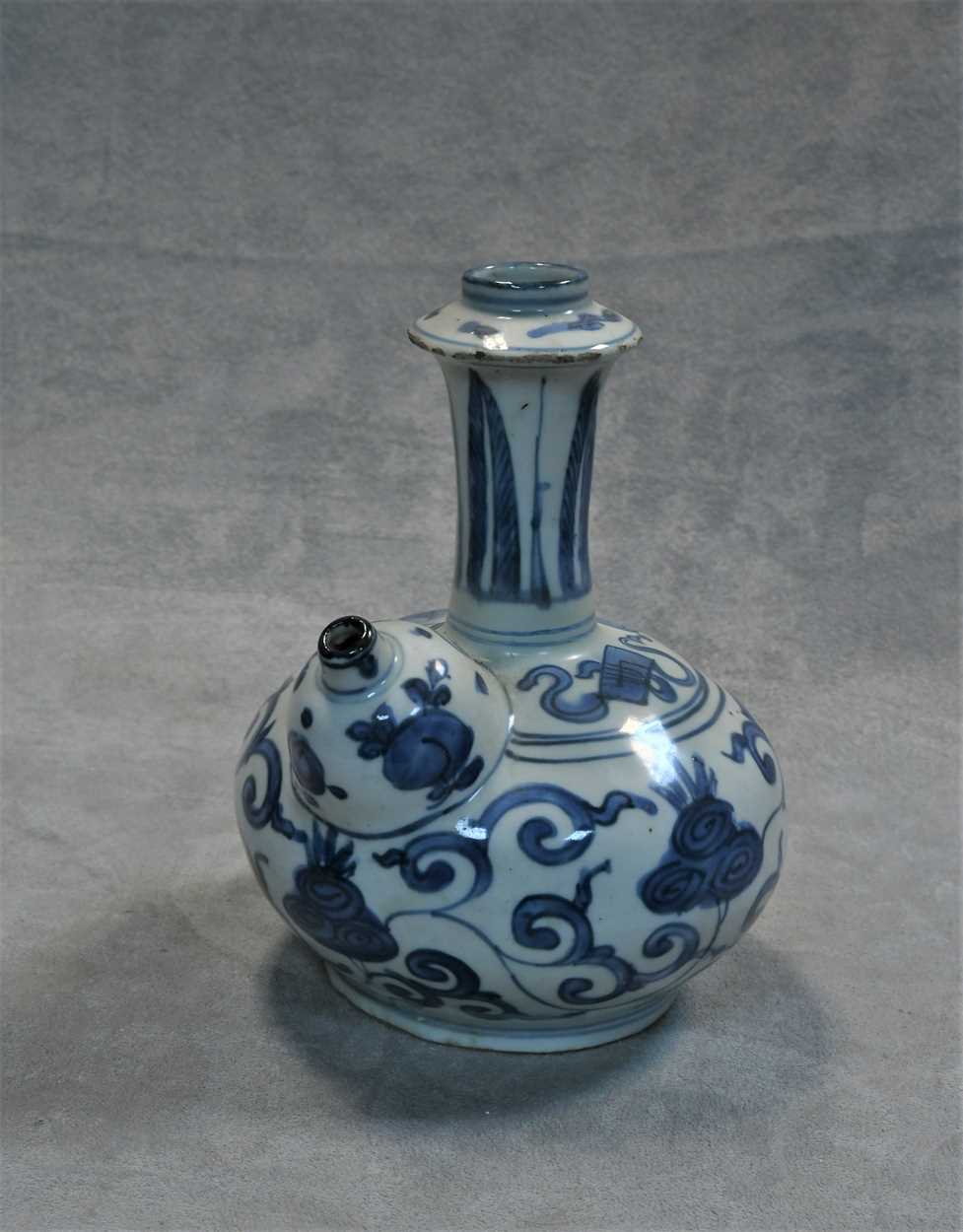 A Chinese blue and white porcelain kendi, late Ming Dynasty, circa 1600-1650, - Bild 3 aus 6