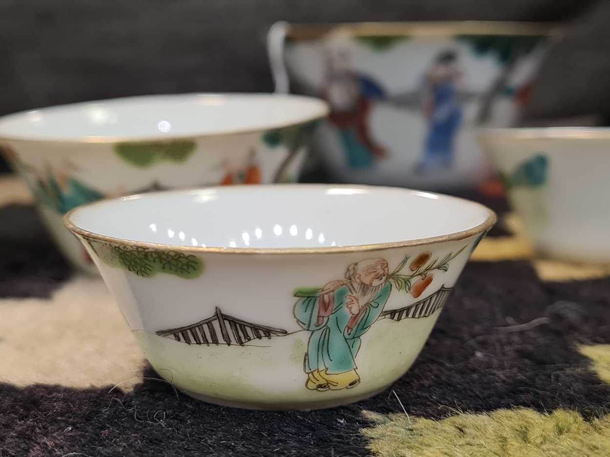 An unusual Chinese porcelain cup set and cover, late Qing Dynasty, circa 1890, - Bild 18 aus 30