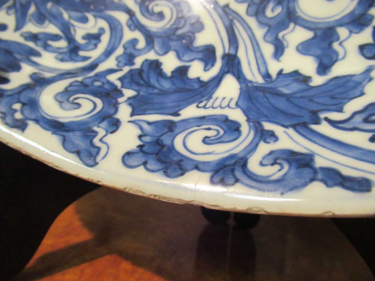 A Chinese blue and white porcelain lotus dish, Qing Dynasty, Kangxi (1662-1722), - Bild 4 aus 15