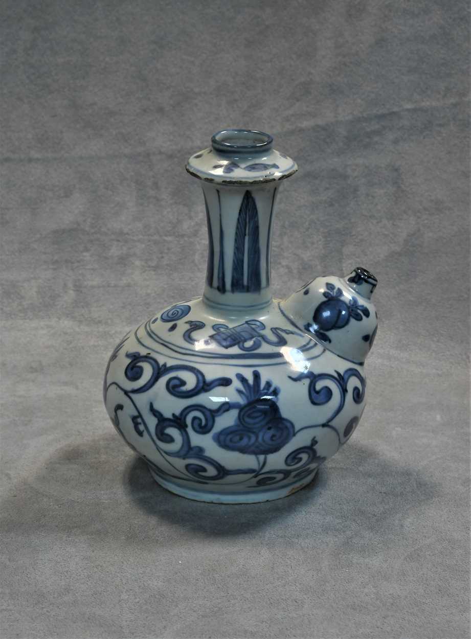 A Chinese blue and white porcelain kendi, late Ming Dynasty, circa 1600-1650, - Bild 6 aus 6