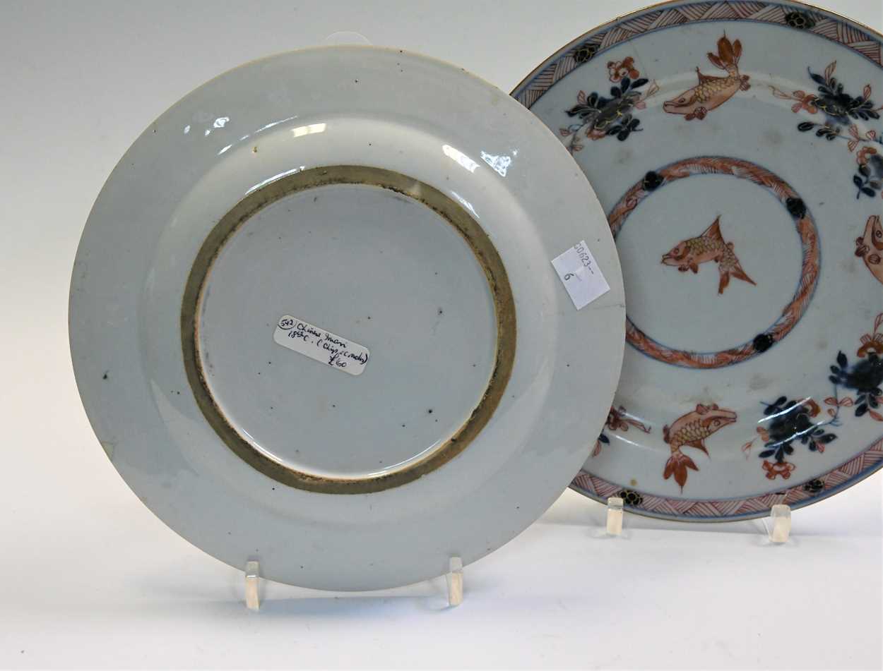 A pair of Chinese 'Imari' porcelain fish plates, Qing Dynasty, early 18th century - Bild 6 aus 6