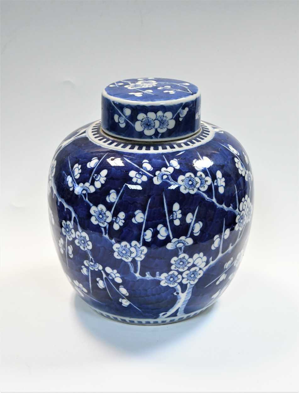 A Chinese blue and white porcelain ginger jar and cover, Qing Dynasty, 19th century, - Bild 2 aus 18