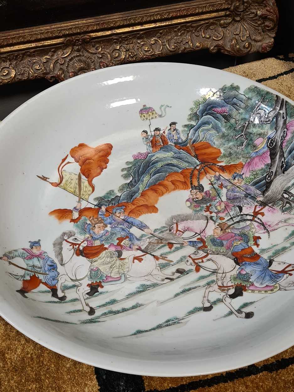 A Chinese famille rose porcelain large dish, Hongxian (1915-16), - Bild 4 aus 7