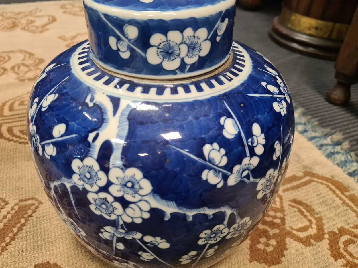 A Chinese blue and white porcelain ginger jar and cover, Qing Dynasty, 19th century, - Bild 8 aus 18